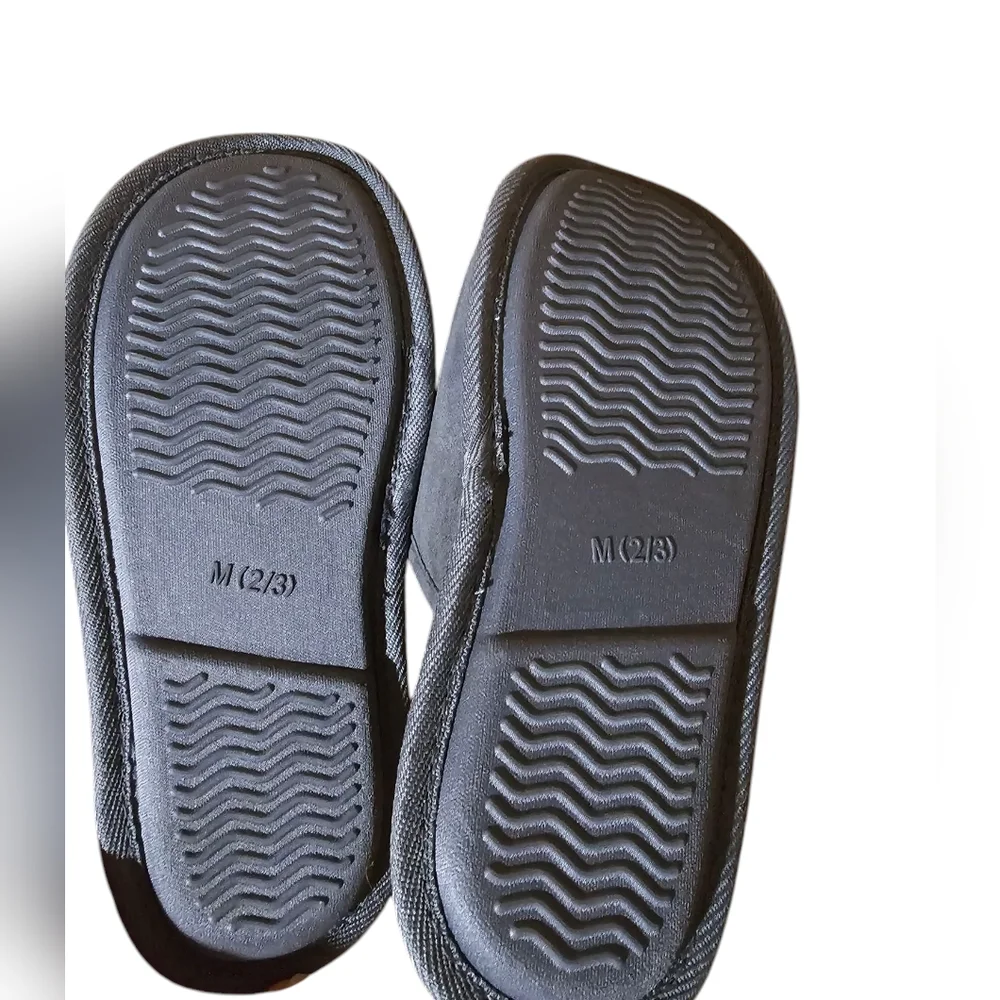 NWOT Boys Cozy Gray Slippers‎ Size 2/3